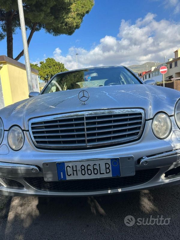 Usata Mercedes E220 122 CV (89 kW) 2003 Grigio Berlina