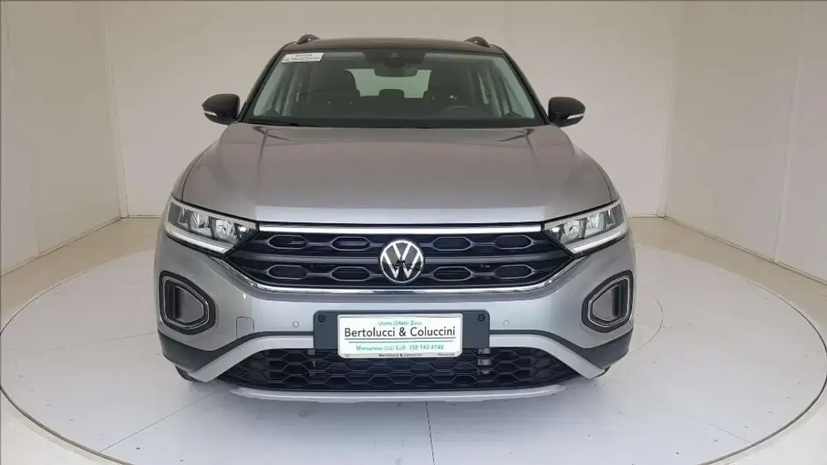 Usata VW T-Roc Life 110 CV (80 kW) 2023 Argento metallizzato SUV
