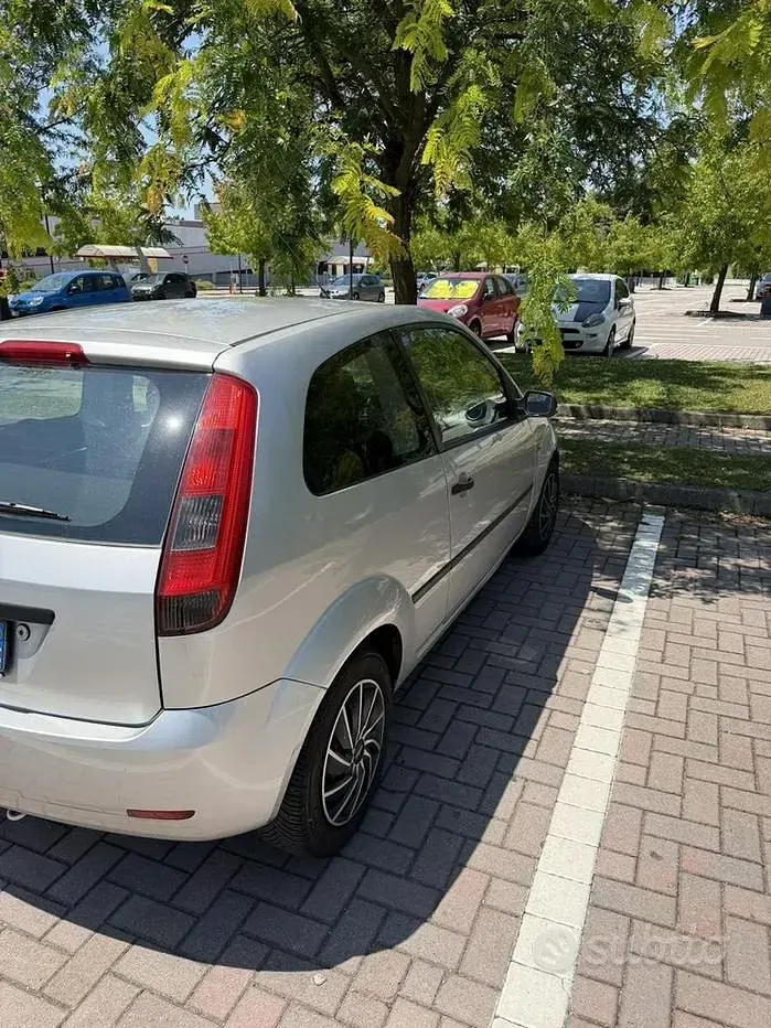 Usata Ford Fiesta 75 CV (55 kW) 2005 Utilitaria
