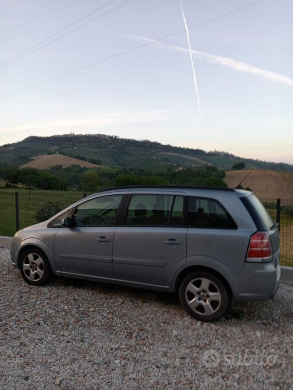 Grigio Usata 2007 Opel Zafira Monovolume | 1000 € - Immagine 1/4