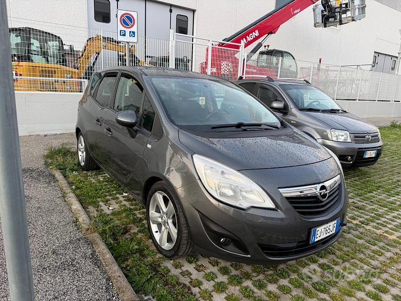 Usata Opel Meriva Cosmo 100 CV (73 kW) 2011 Grigio Monovolume