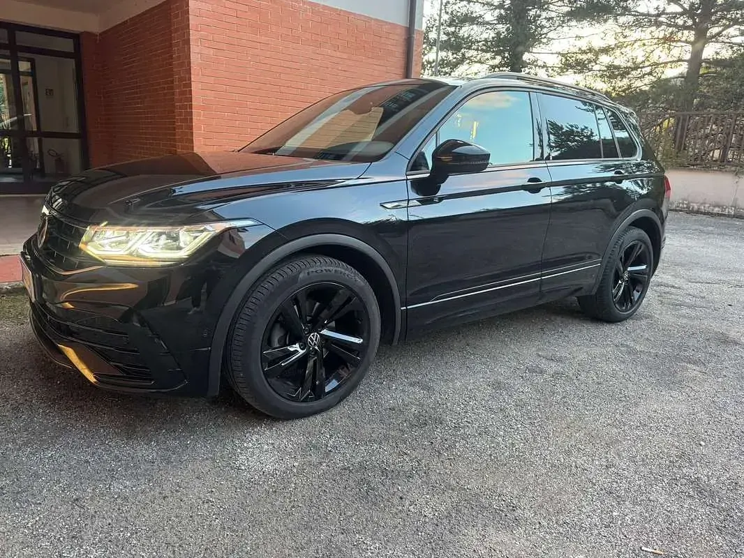 Usata VW Tiguan R-line 150 CV (110 kW) 2021 Nero SUV