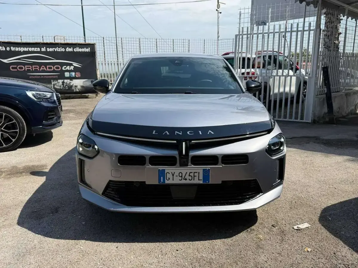 Usata Lancia Ypsilon 101 CV (74 kW) 2025 Grigio Utilitaria