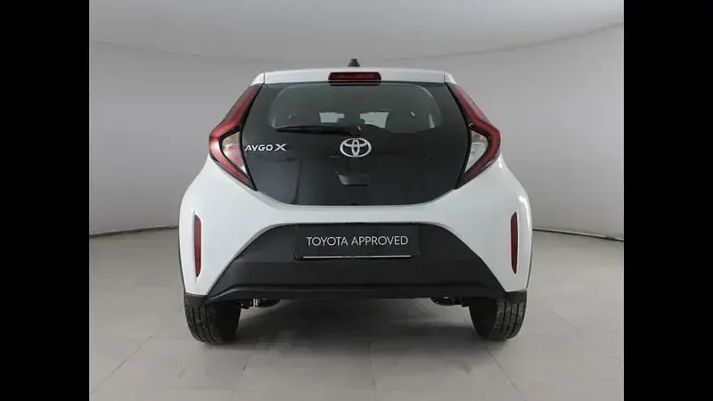 Begagnad Toyota Aygo X Active 72 HK (52 kW) 2025 Vit SUV