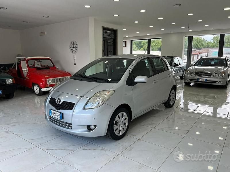 Grigio Usata 2008 Toyota Yaris Sol Tre volumi | 4990 € (Buon prezzo) - Immagine 1/4