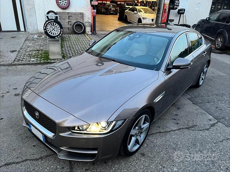 Usata Jaguar XE Portfolio 180 CV (132 kW) 2015 Marrone Berlina