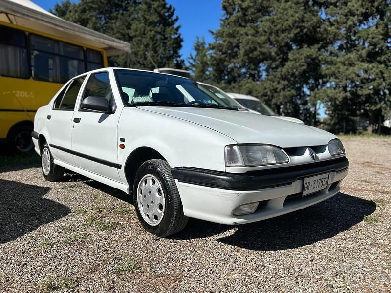Usata Renault 19 78 CV (57 kW) 1993 Bianco Berlina