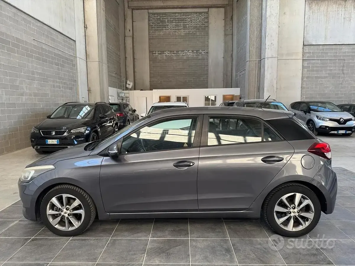 Usata Hyundai i20 Comfort 75 CV (55 kW) 2017 Grigio Berlina
