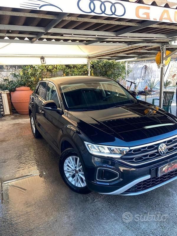 Usata VW T-Roc Life 110 CV (80 kW) 2023 Nero SUV