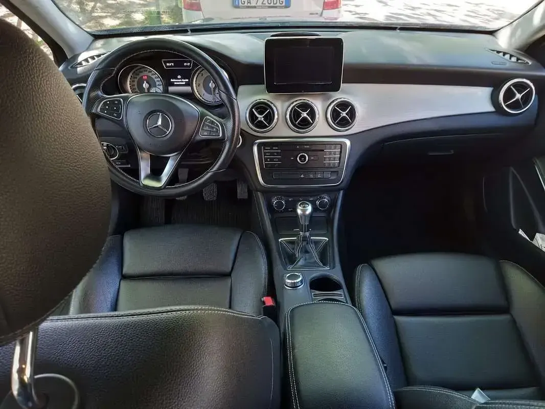 Usata Mercedes GLA180 Business 109 CV (80 kW) 2016 Grigio SUV