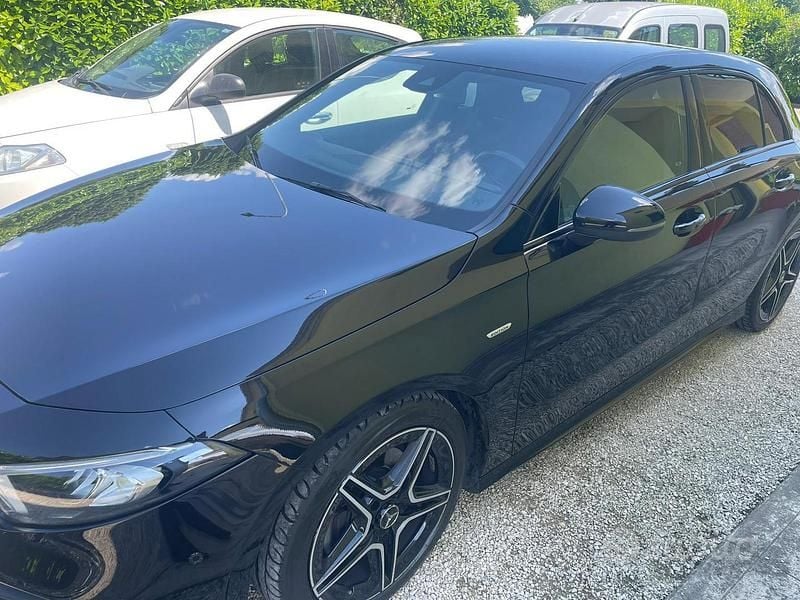 Nero Usata 2022 Mercedes A180 Premium Due volumi | 27.500 € (Ottimo prezzo) - Immagine 1/4