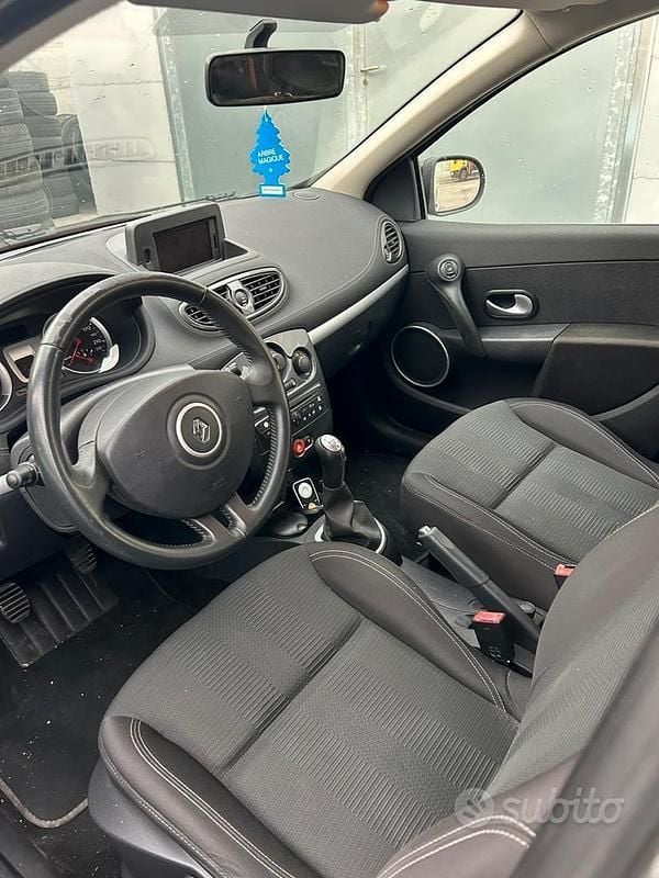 Brugt Renault Clio II 75 HK (55 kW) 2010 Grå Hatchback