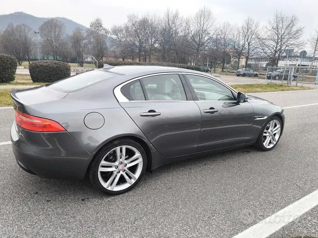 Usata Jaguar XE 180 CV (132 kW) 2015 Grigio Berlina