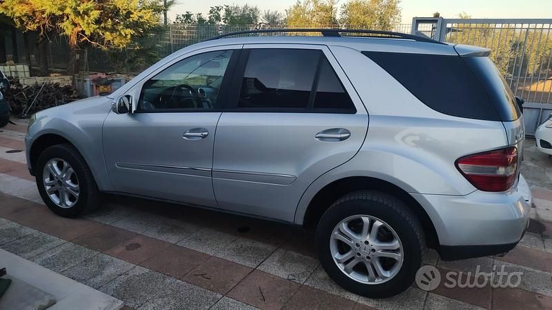 Usata Mercedes ML320 224 CV (164 kW) 2005 Grigio SUV