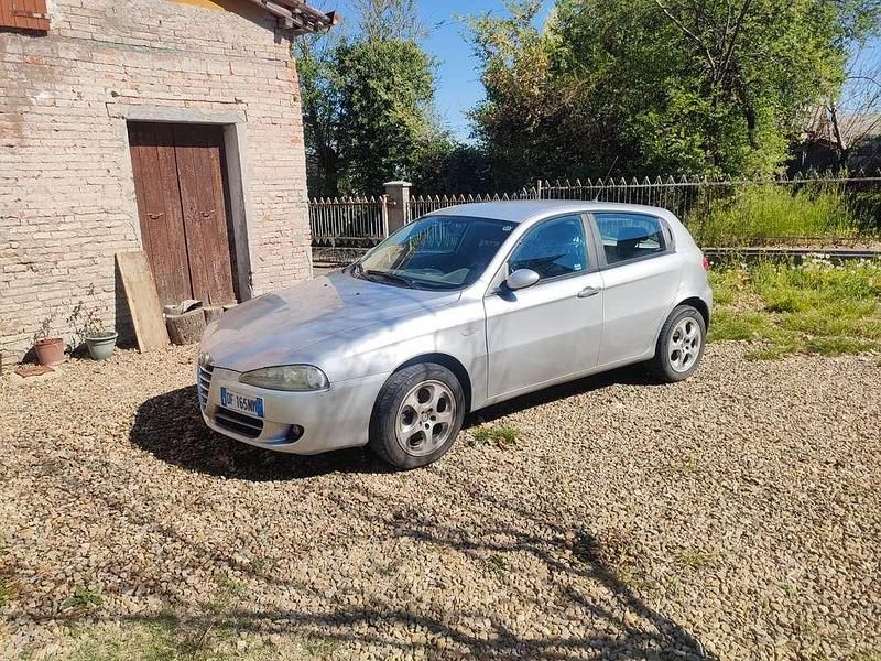 Begagnad Alfa Romeo 147 Distinctive 105 HK (77 kW) 2007 Silver Halvkombi