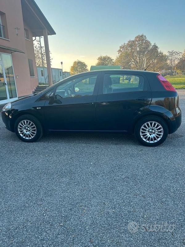 Blu Usata 2010 Fiat Grande Punto Due volumi | 1400 € (Super prezzo) - Immagine 1/4