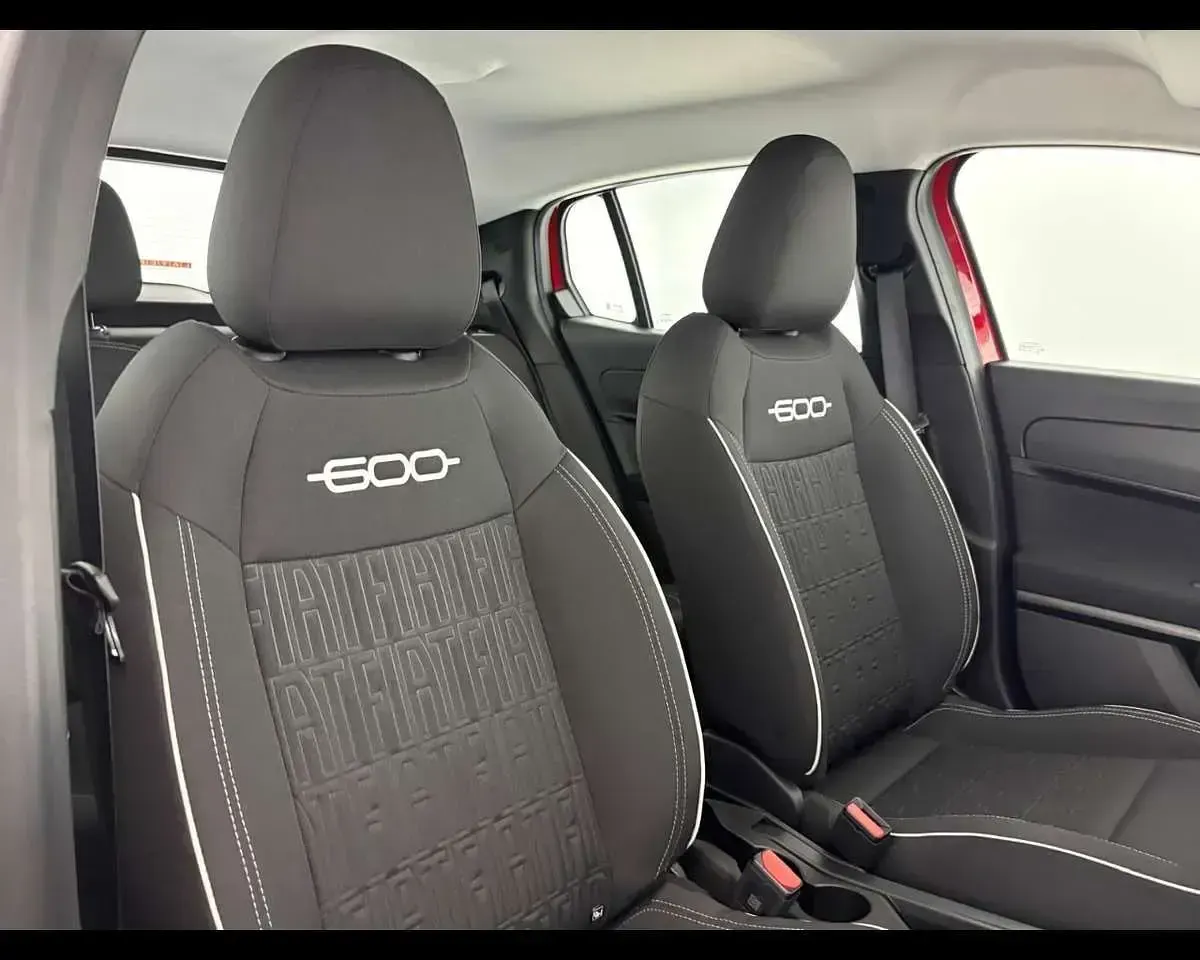 Usata Fiat 600 101 CV (74 kW) 2024 Rosso pastello SUV