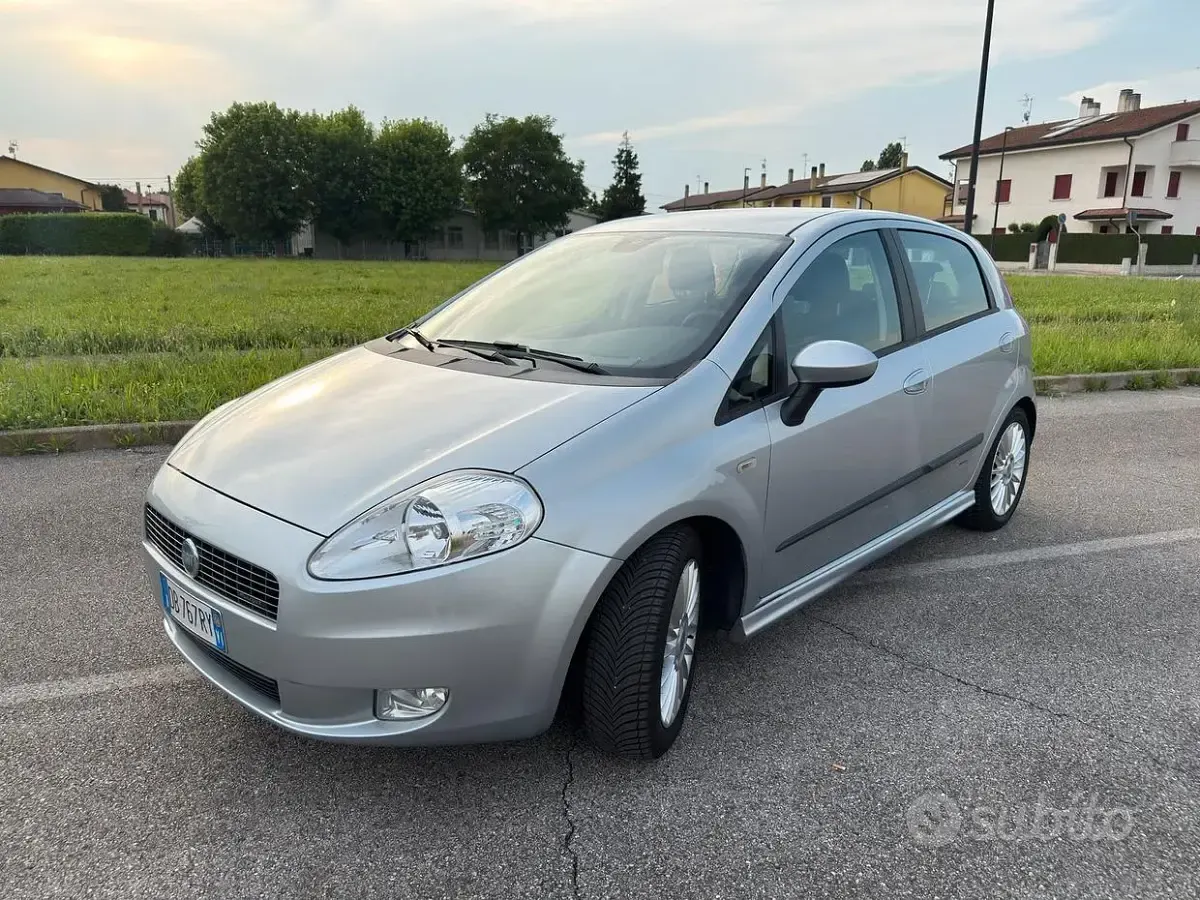 Usata Fiat Grande Punto Dynamic 90 CV (66 kW) 2006 Grigio Utilitaria