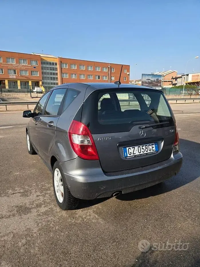 Usata Mercedes A180 109 CV (80 kW) 2011 Grigio Utilitaria