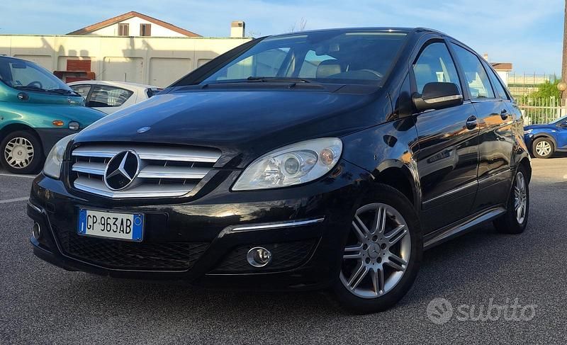 Nero Usata 2009 Mercedes 180 Tre volumi | 8000 € - Immagine 1/4