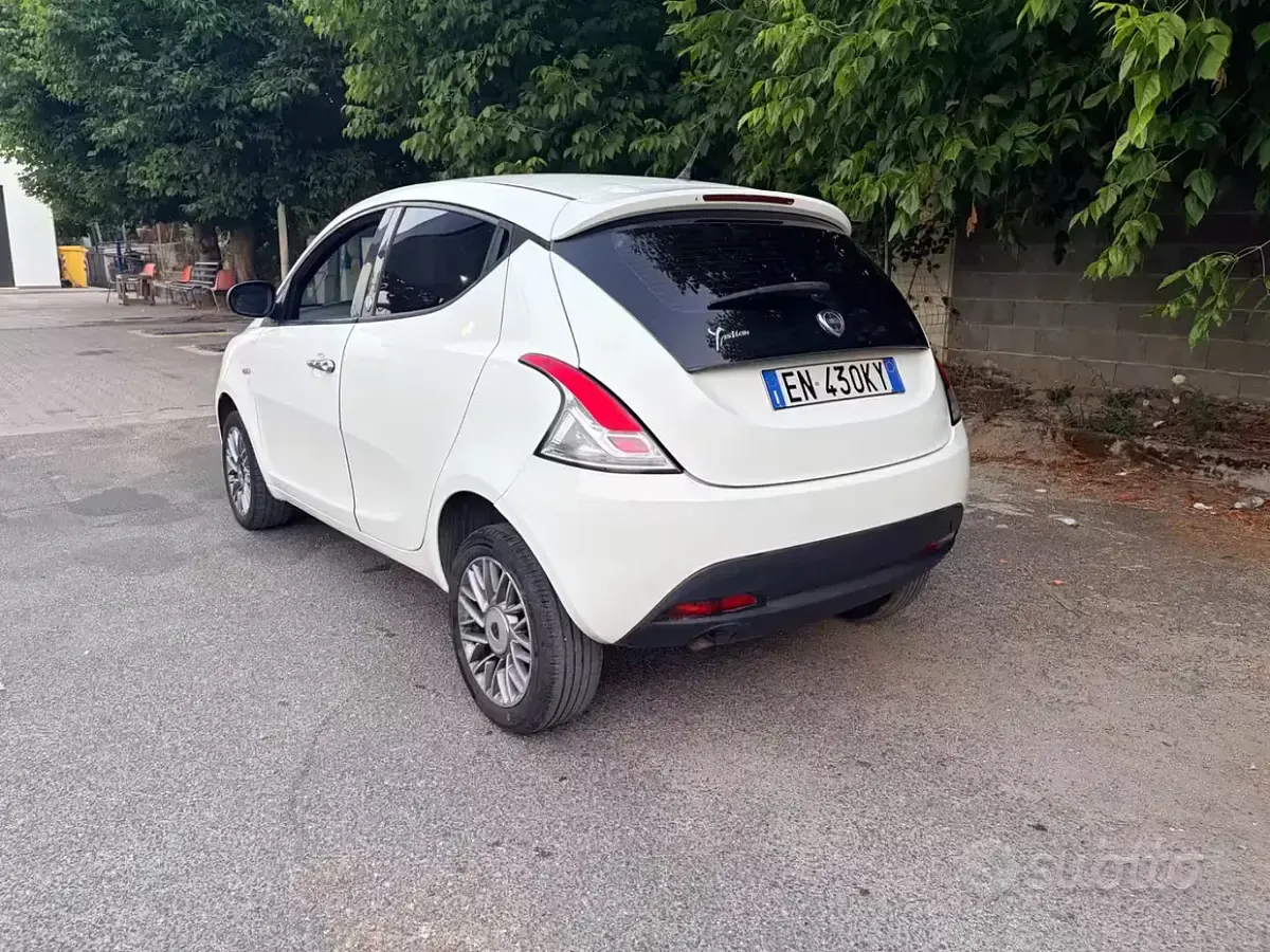 Usata Lancia Ypsilon 85 CV (62 kW) 2013 Bianco Utilitaria