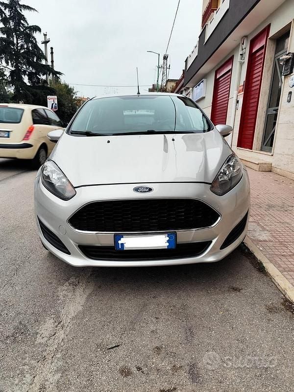 Usata Ford Fiesta 75 CV (55 kW) 2017 Grigio Berlina