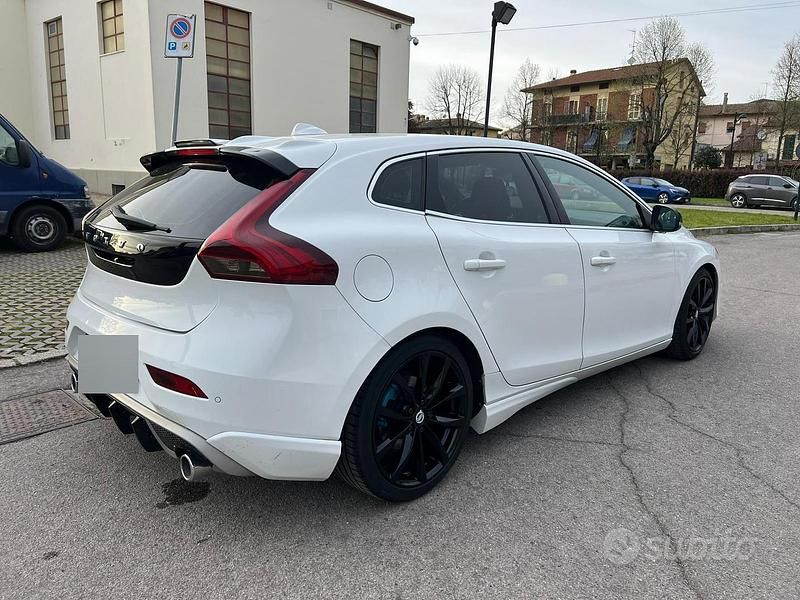 Usata Volvo V40 R-Design 120 CV (88 kW) 2017 Bianco Berlina