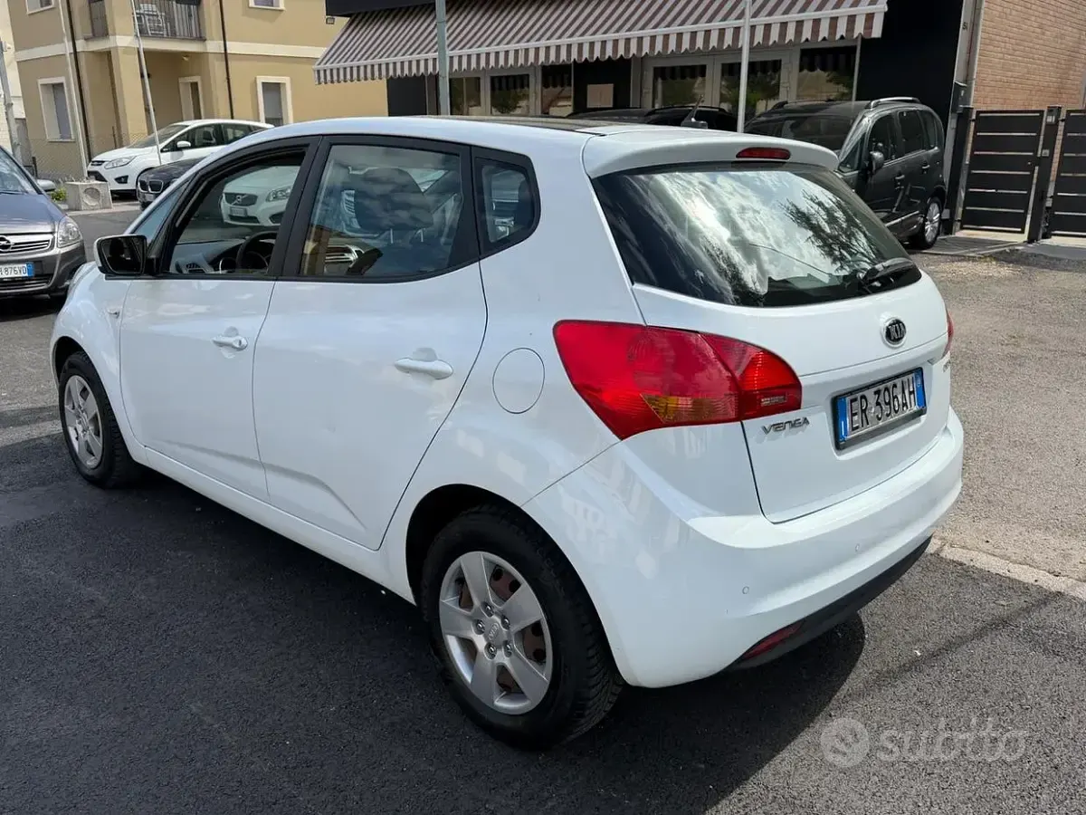 Usata Kia Venga 90 CV (66 kW) 2013 Bianco Utilitaria