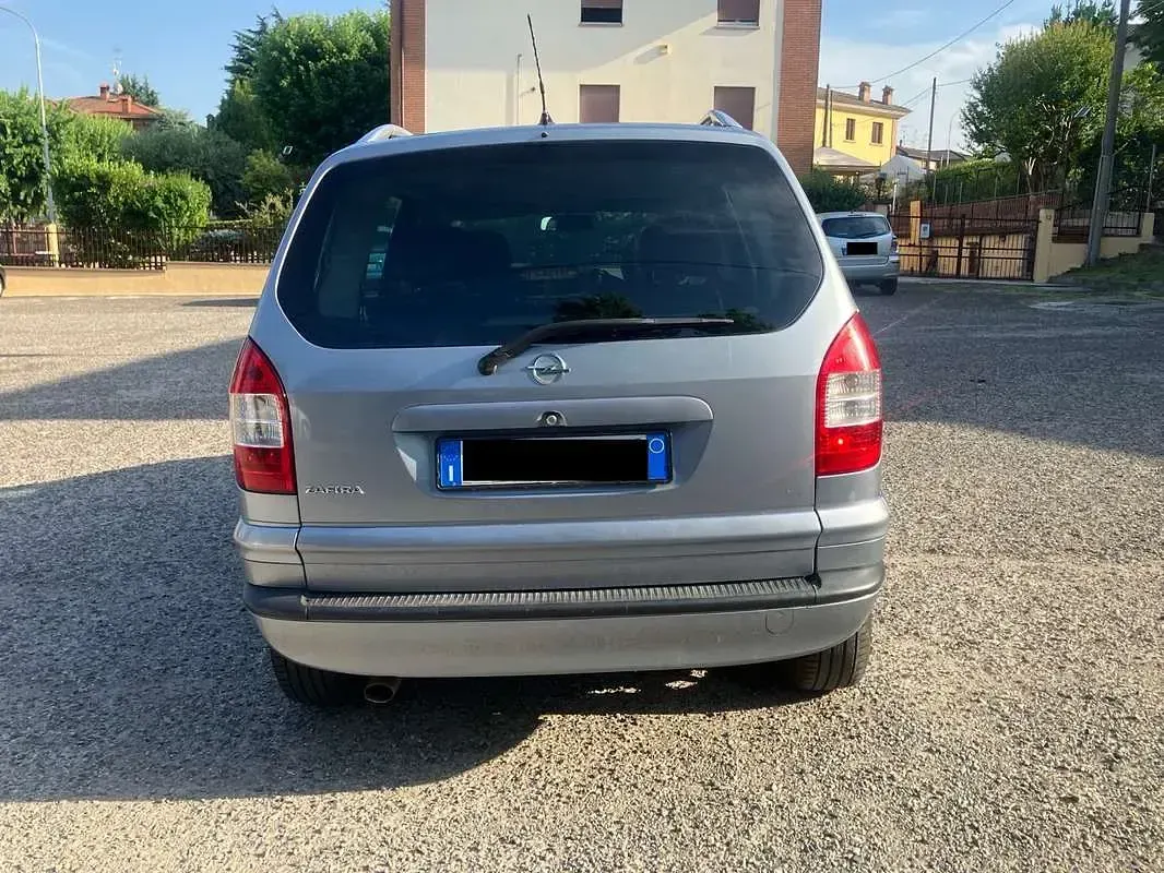Usata Opel Zafira 97 CV (71 kW) 2005 Grigio Monovolume