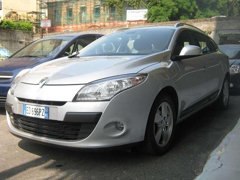Argento Usata 2010 Renault Mégane III Station wagon | 7300 € (Buon prezzo) - Immagine 1/4