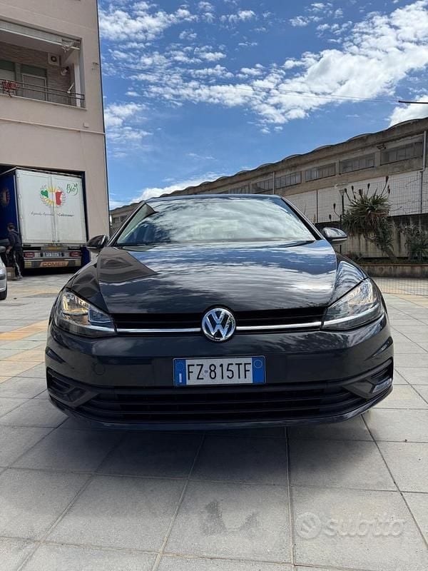 Grigio Usata 2019 VW Golf VII Tre volumi | 14.890 € (Buon prezzo) - Immagine 1/4