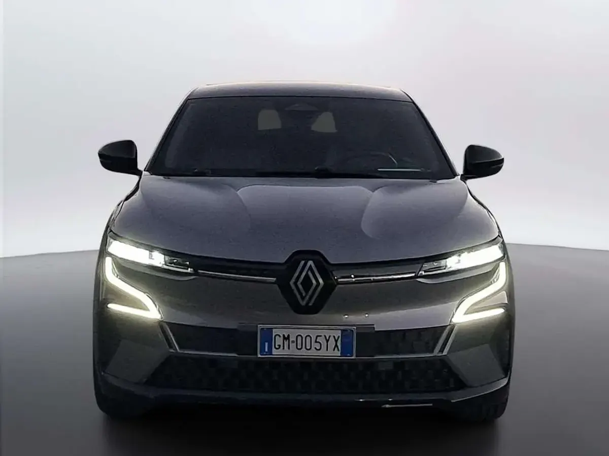 Usata Renault Megane E-Tech Iconic 160 kW (218 CV) 2023 Grigio scuro Berlina
