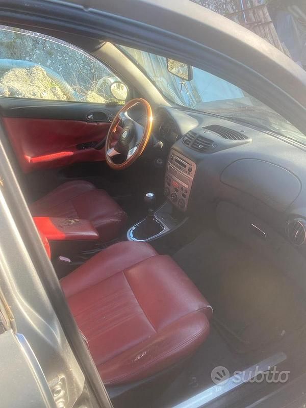 Second-hand Alfa Romeo 147 150 CP (110 kW) 2005 Gri Hatchback