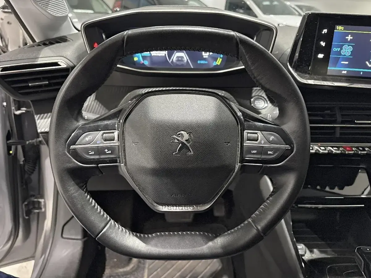 Usata Peugeot e-208 Allure 100 kW (136 CV) 2021 Grigio Utilitaria