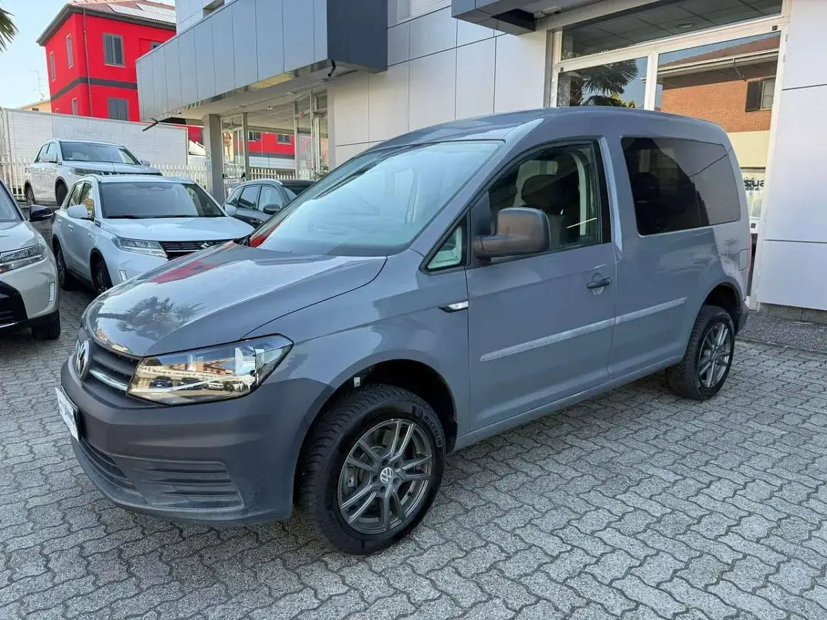 Usata VW Caddy 122 CV (89 kW) 2017 Grigio Monovolume