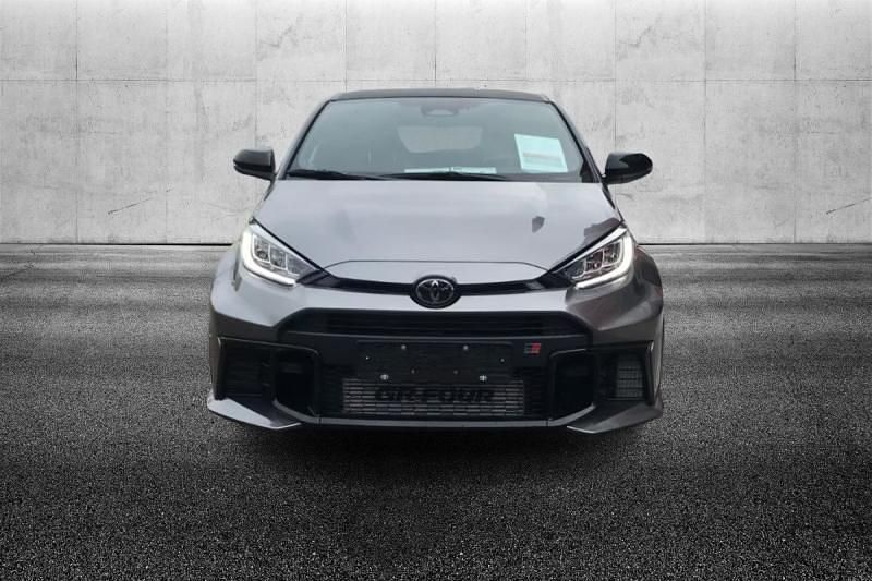 Usata Toyota Yaris 280 CV (205 kW) 2024 Argento metallizzato Utilitaria