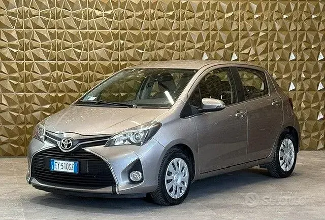 Usata Toyota Yaris Active 90 CV (66 kW) 2015 Beige Utilitaria