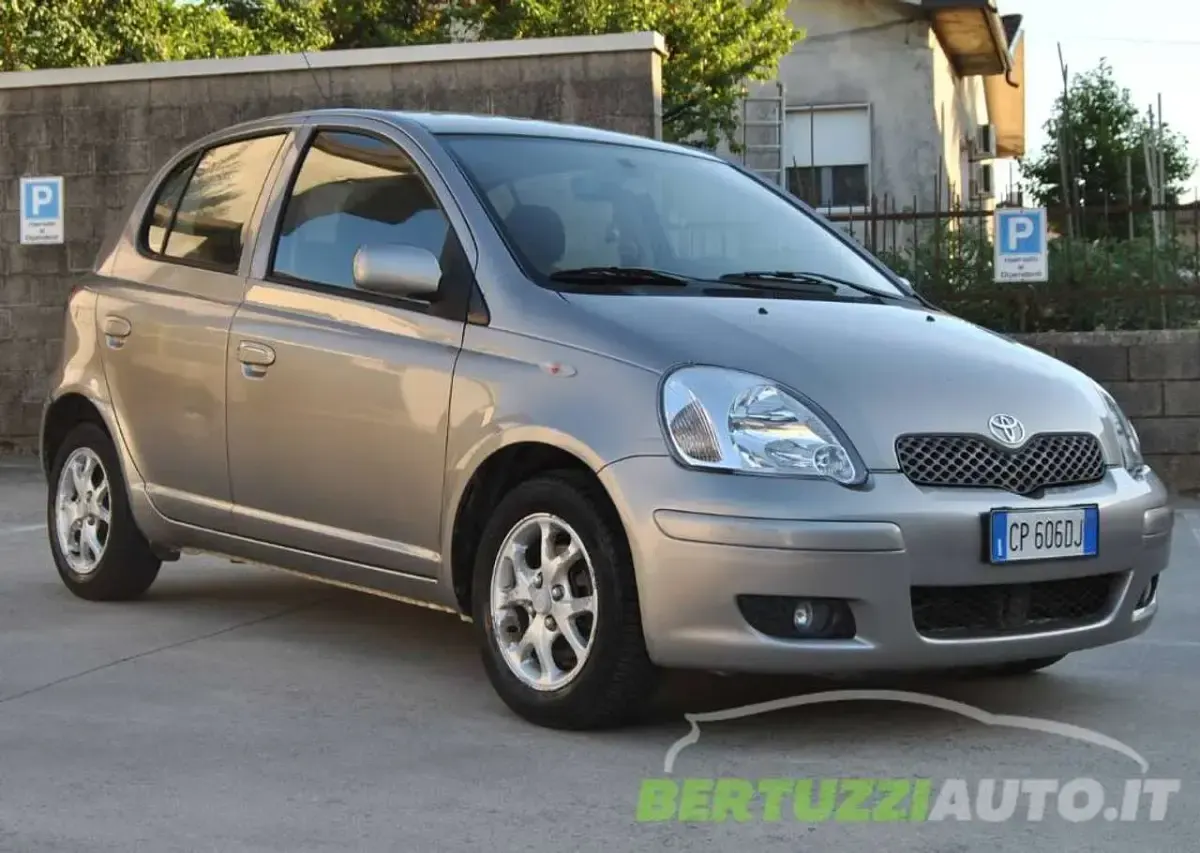 Usata Toyota Yaris Sol 75 CV (55 kW) 2004 Grigio Utilitaria