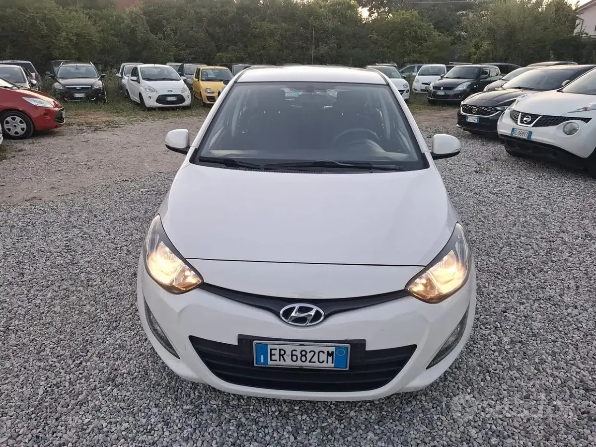Usata Hyundai i20 Edition 75 CV (55 kW) 2013 Bianco Utilitaria