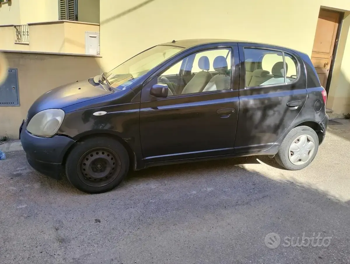 Usata Toyota Yaris 68 CV (50 kW) 2001 Nero Berlina