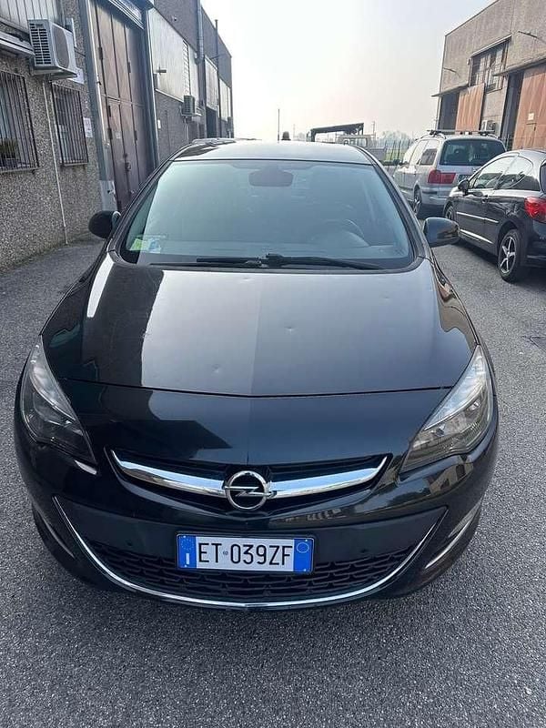 Usata Opel Astra Cosmo 101 CV (74 kW) 2014 Nero Berlina
