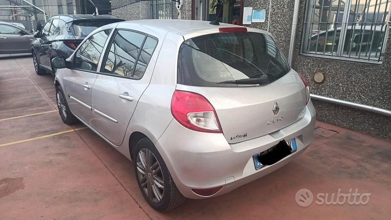 Usata Renault Clio II Dynamique 75 CV (55 kW) 2011 Grigio Berlina