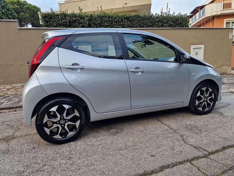 Usata Toyota Aygo Connect Style 72 CV (52 kW) 2022 Argento Utilitaria