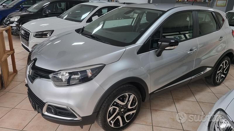 Grigio Usata 2016 Renault Captur Intens SUV | 12.500 € (Cara) - Immagine 1/4