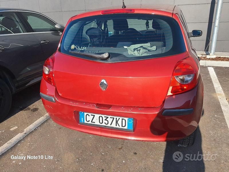 Gebraucht Renault Clio II 75 PS (55 kW) 2005 Rot Limousine