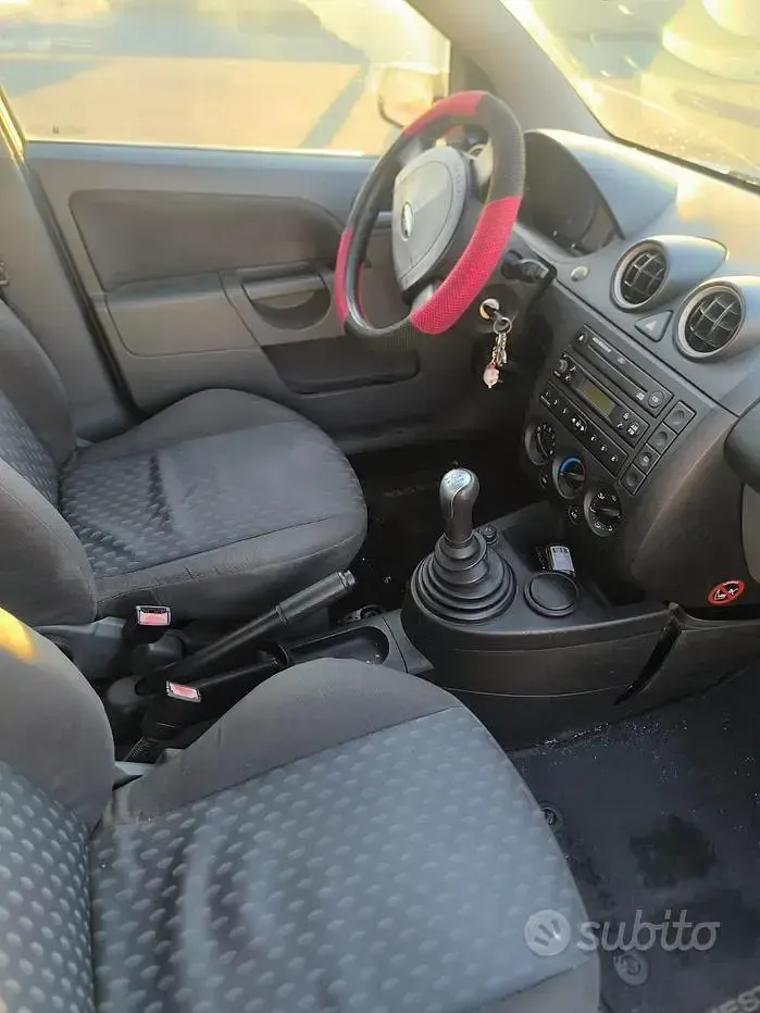 Usata Ford Fiesta 80 CV (58 kW) 2004 Grigio Utilitaria