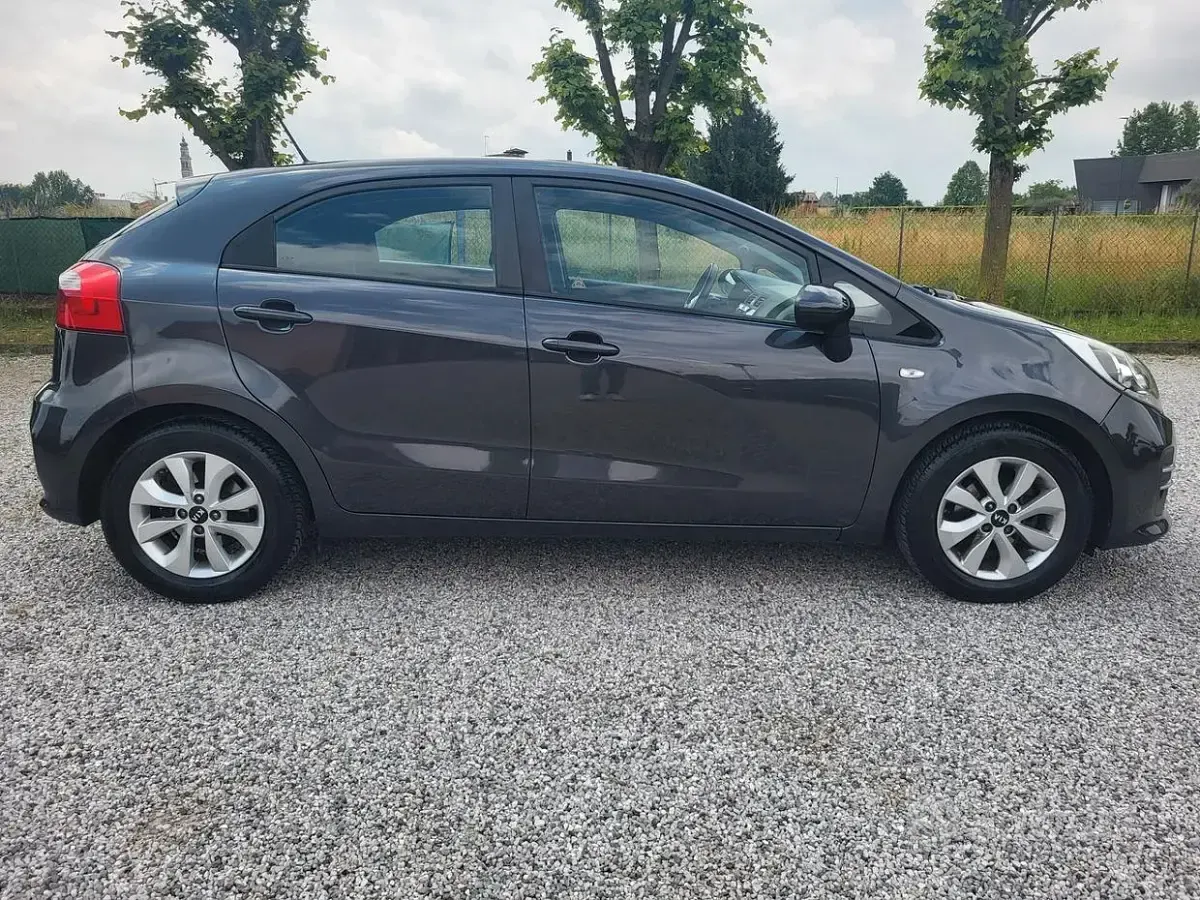 Käytetty Kia Rio Active 75 HP (55 kW) 2017 Harmaa Sedan