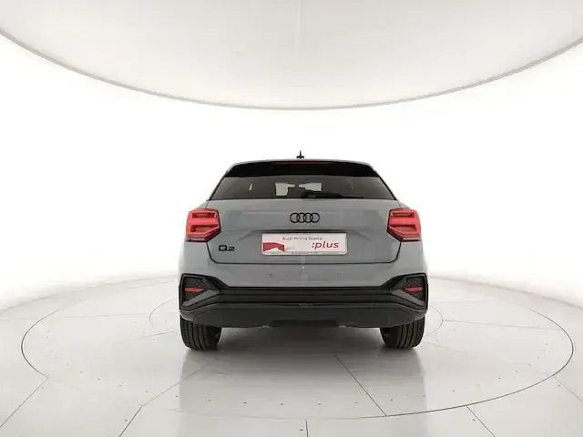 Usata Audi Q2 Ambiente 150 CV (110 kW) 2022 1x grigio freccia effetto perla SUV