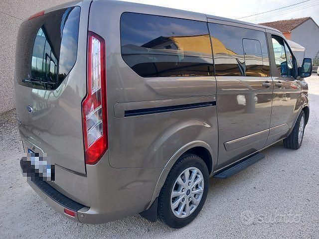 Usata Ford Tourneo Titanium 131 CV (96 kW) 2018 Marrone Monovolume