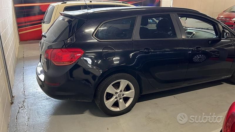 Usata Opel Astra 110 CV (80 kW) 2011 Nero Station wagon